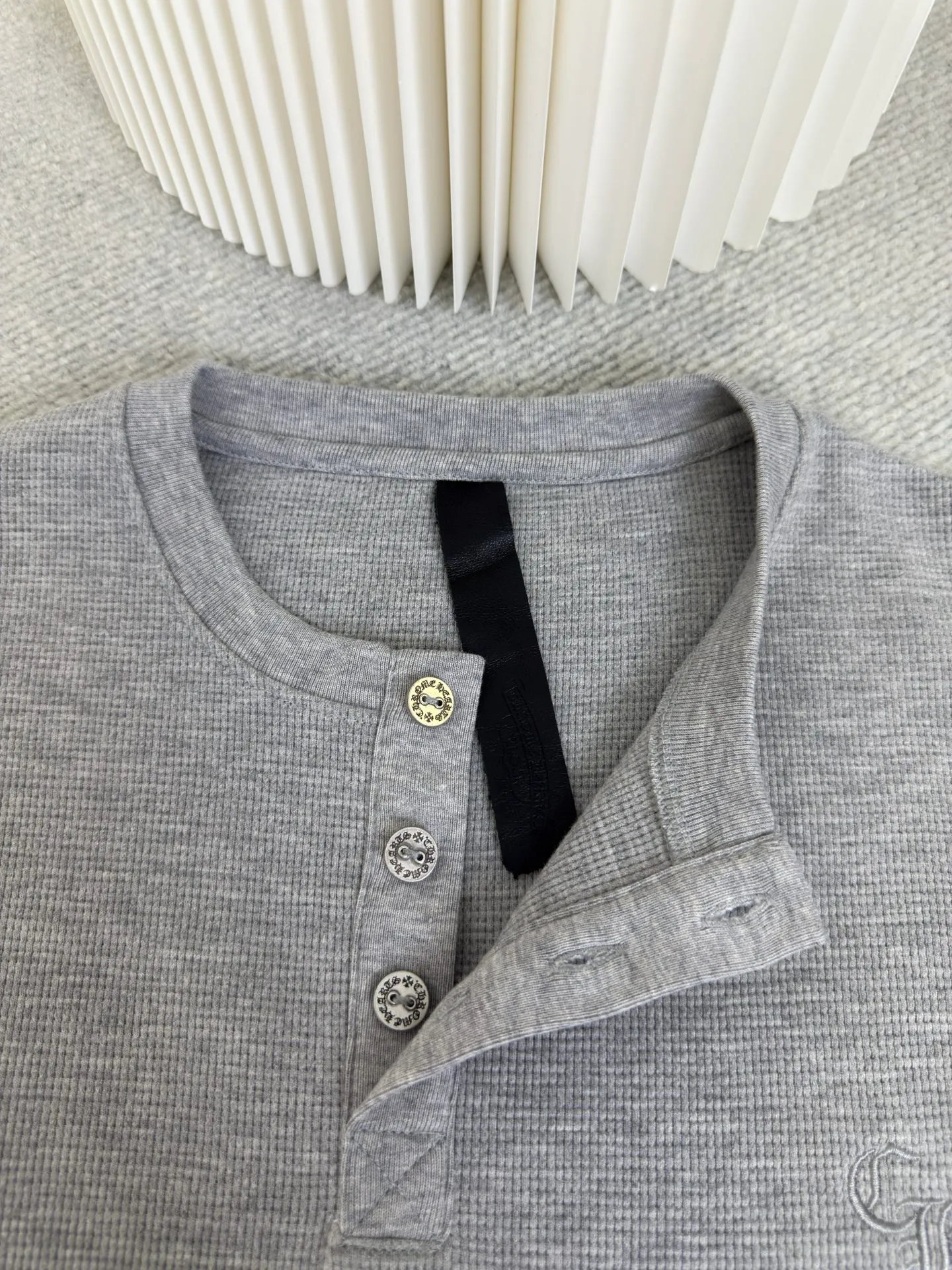 P400 Chrome Hear leather henley collar waffle sweatshirt. The fabric is made of 350g cotton waffle double-layer material before washing (to distinguish low-weight, cut corners and non-pure cotton market products). The silver buckles and scrolls are made of antique bronze and real silver (the material has reached 300+ quality in the market). The leather label is still made of genuine imported lambskin. The most important thing is the hand-sewn leather (the cost is high when it comes to manual work). A lot of effort has been put into the fabric, hardware and craftsmanship. The top quality in the market. The industry benchmark is only owned by a few people. Size S M L